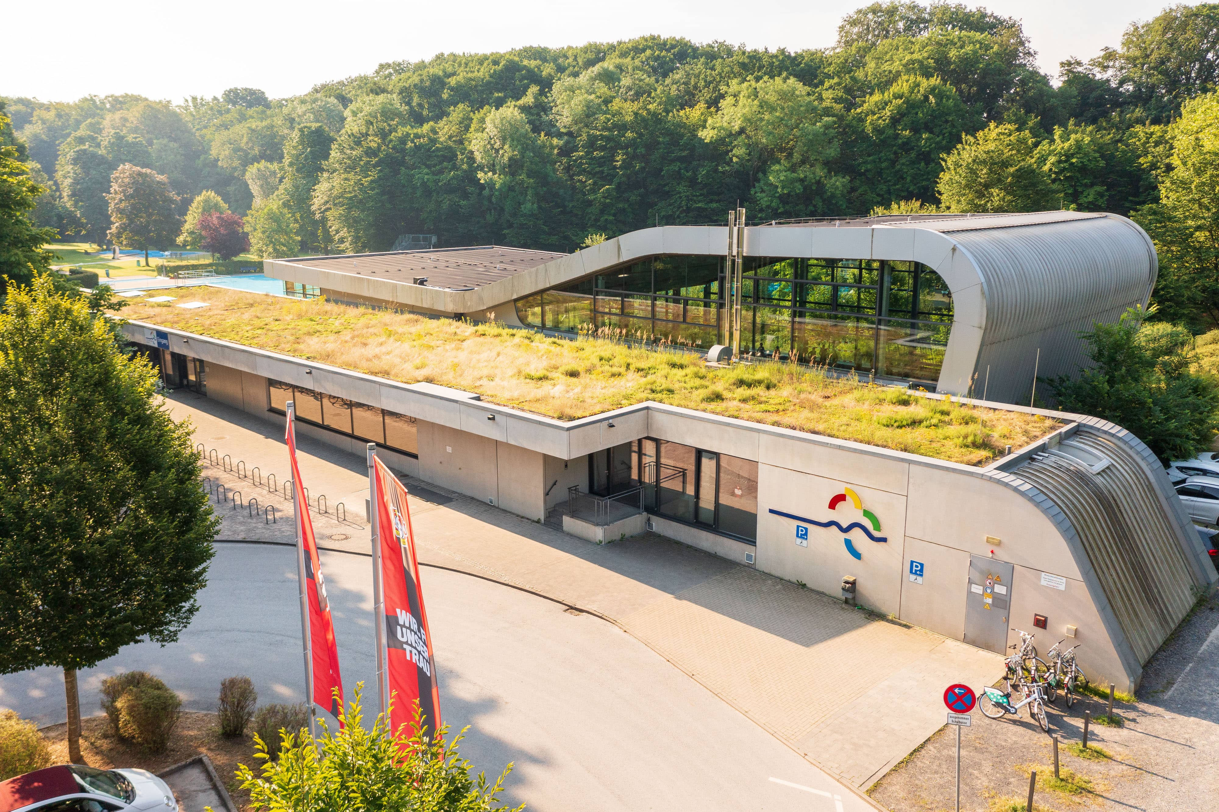 Tausch von defekten Scheiben im Hallenbad Wiembachtal